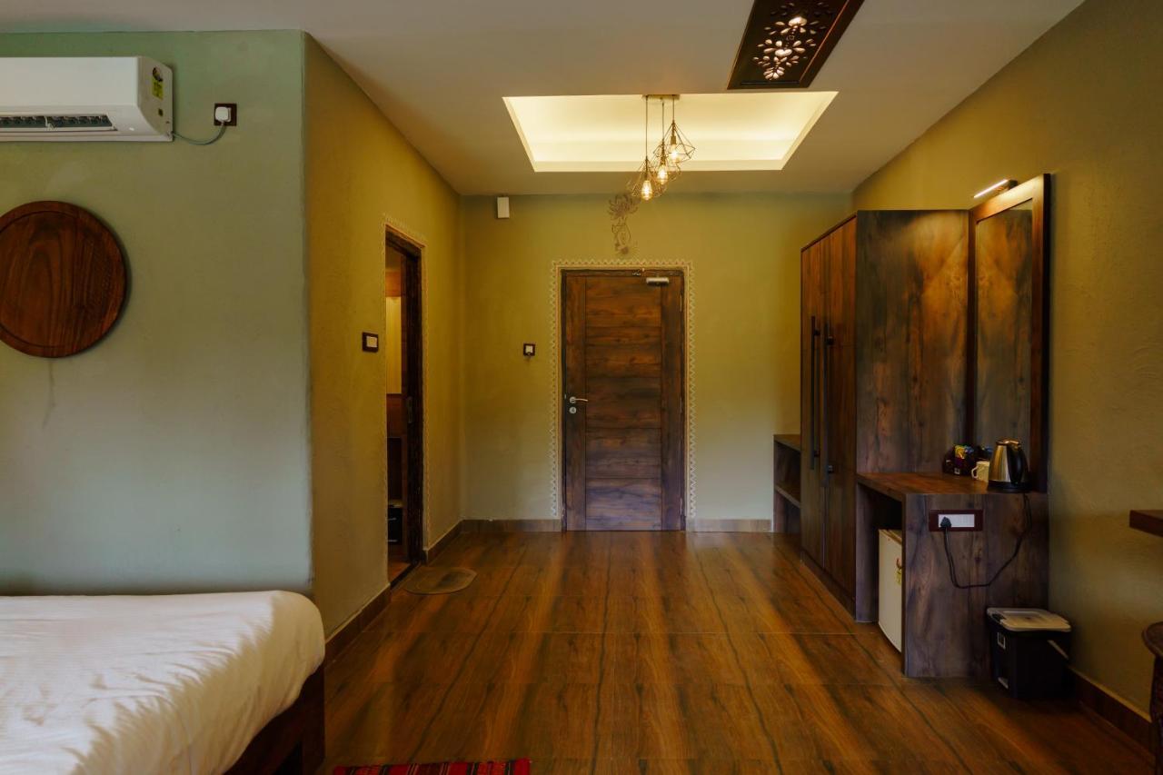 Breathing Earth - Rooms And Pool Calcutta Exterior foto