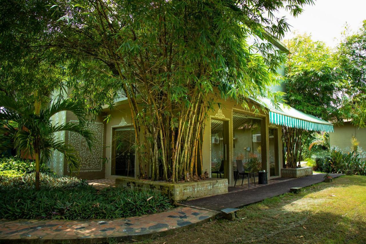 Breathing Earth - Rooms And Pool Calcutta Exterior foto